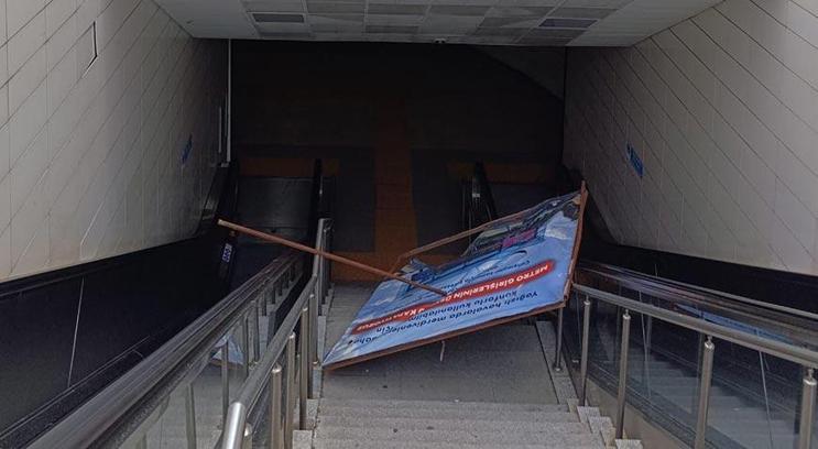 Metro istasyonunda üzerine reklam panosu düşen kadın yaralandı
