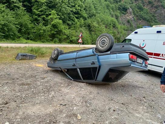 Karabük'te devrilen otomobildeki 2 kişi yaralandı