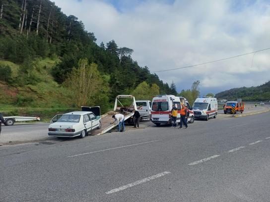 Bolu'da iki otomobilin çarpıştığı kazada 4 kişi yaralandı