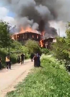 Cami ve 2 ev yandı