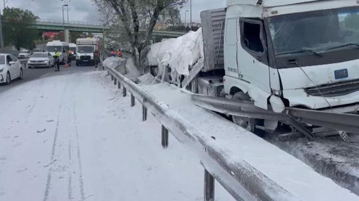 Zeytinburnu D-100'de alçı yüklü TIR bariyerlere çarptı; trafik yoğunluğu oluştu