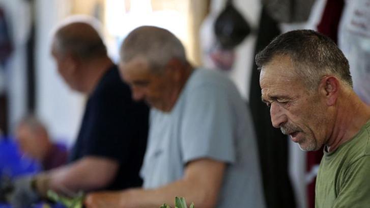 Günlük ortalama kazanç: 2 bin 500 TL! Eli hızlı 20 erkek' ekip kurdu, her sene buraya geliyor