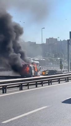 İstanbul- Bahçelievler D-100'de hafif ticari araçta çıkan yangın söndürüldü