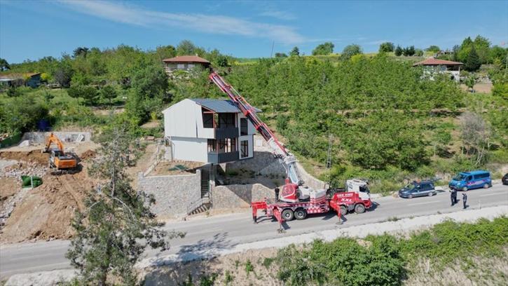 Yıkım kararı alınan bölgedeki çelik konstrüksiyon yapıyı vinçle taşıdı