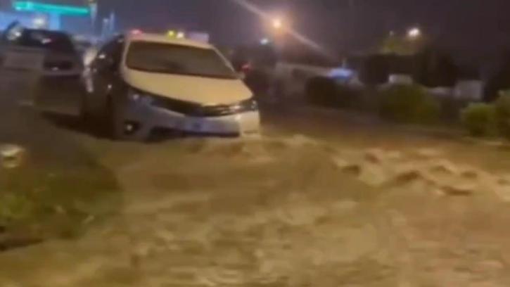 Hatay'da sağanak ve dolu, su baskınlarına neden oldu