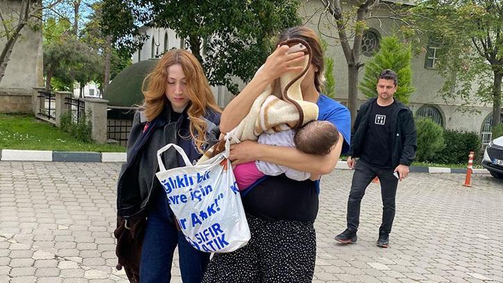 Bu sefer kaçamadı! Kucağında bebeğiyle yakalandı
