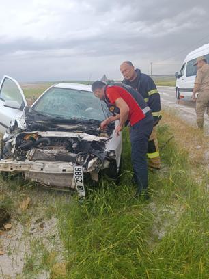 Mardin'de otomobil tarlaya devrildi: 2 yaralı