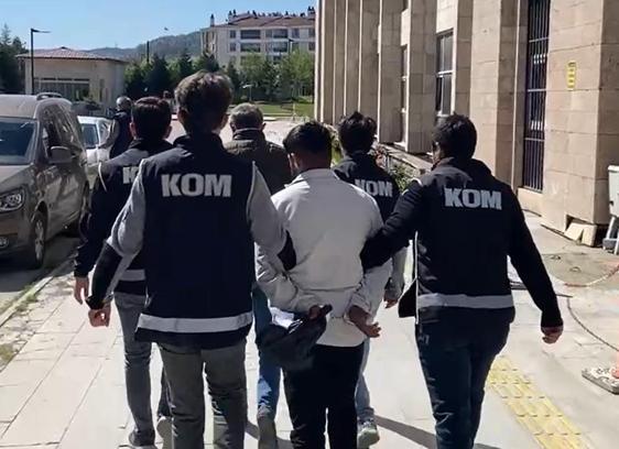 Telefon dolandırıcısı, 2 milyon liralık altını almaya gelince suçüstü yakalandı
