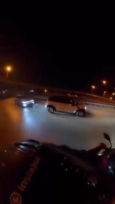 Kadıköy'de Korkutan Kaza: Otomobil Arkadan Çarptı, Motosikletli Son Anda Kurtuldu