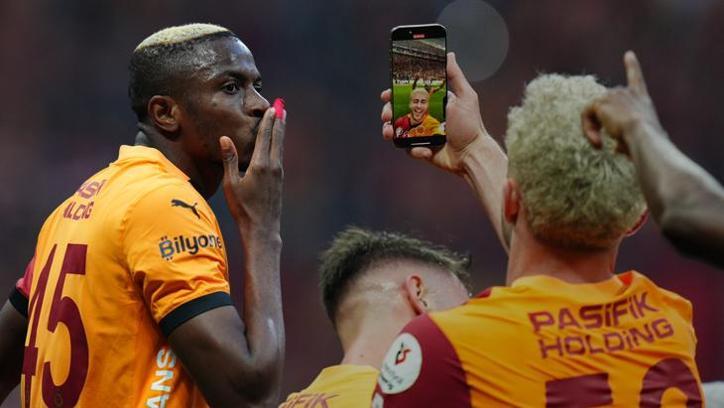 Osimhen'in anonsunu kızı yaptı! Barış Alper'den selfie