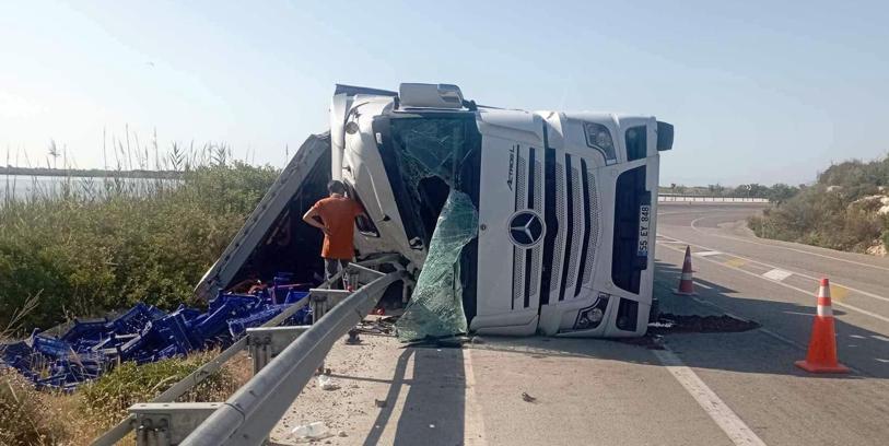 Domates yüklü tır yan yattı