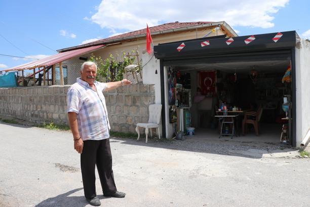 40 yıldır biriktirdiği eşyalarını evinin garajında müzeye dönüştürdüğü bölümde sergiliyor