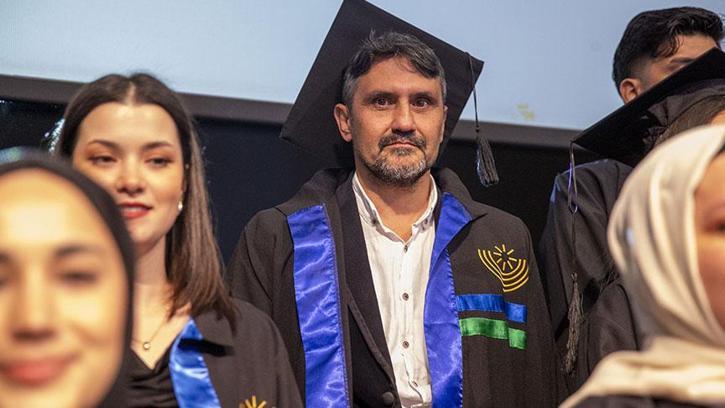 6 diplomayla yetinmedi! 48 yaşında, 4 üniversite daha okuyor