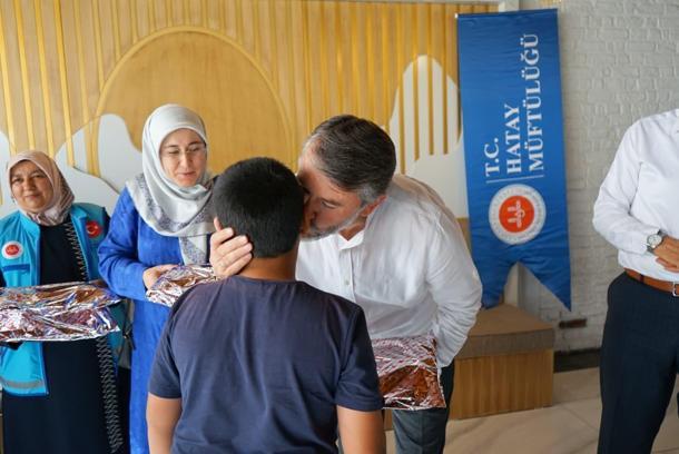 Altınözü’de yetim yüzler bayramlıklarla güldü