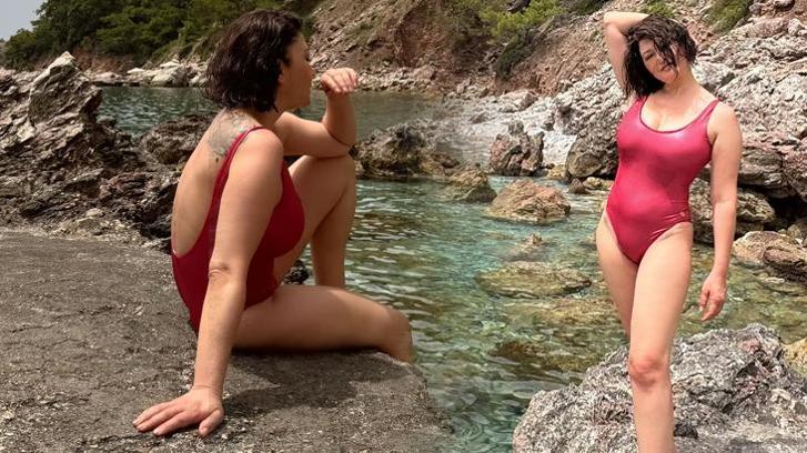 Yaz sezonunu kırmızı mayosuyla açtı! Fiziğiyle genç kızlara taş çıkarttı
