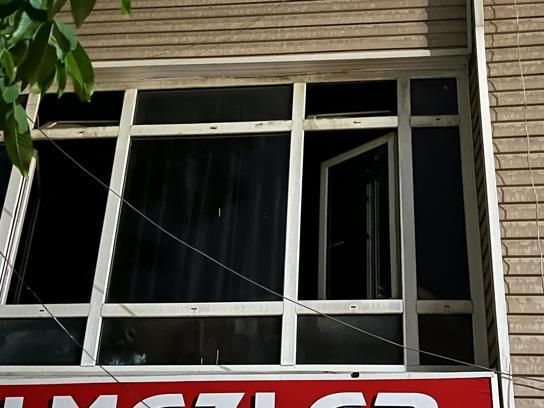 İş merkezinin 2'nci katında kilitli kalan alkollü kişi, pencereden inmek isterken düştü