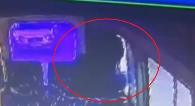 Bindiği dolmuştan ateş açıp husumetlisini vurdu; o anlar kamerada