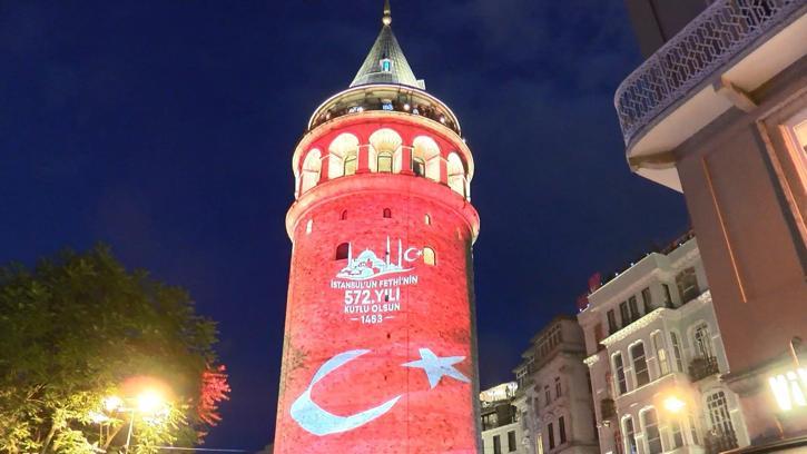 İstanbul - İstanbul'un Fethi'nin 572’nci yıl dönümünde Galata Kulesi’ne Türk Bayrağı yansıtıldı