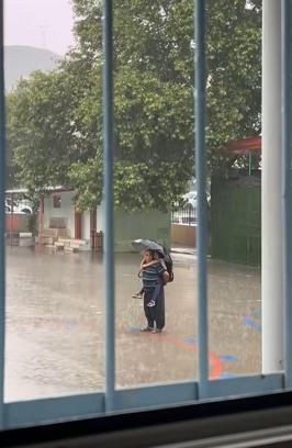Sağanak altında torunu ile İstiklal Marşı'nı dinlediler