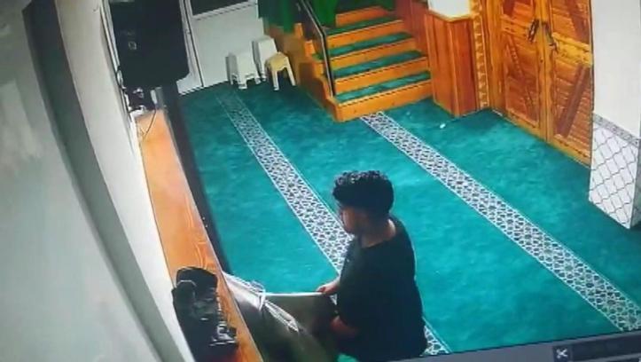 Caminin yardım kutusu ile müezzinin cüzdanını çaldı