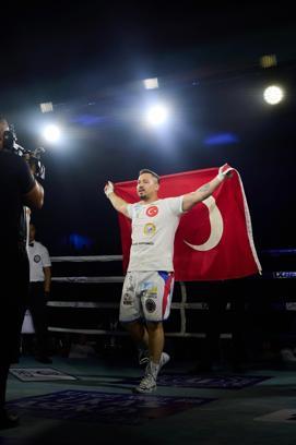 Fethiyeli boksör Kubilay'dan 17'nci zafer