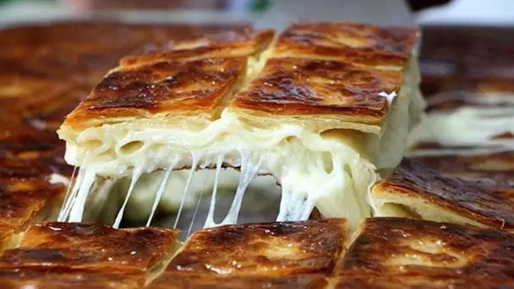 Bayram sofralarına yakışacak en lezzetli su böreği! Hamuru asla yırtılmıyor