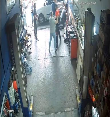 İstanbul - Küçükçekmece’de iş yerindeki kavga güvenlik kamerasında