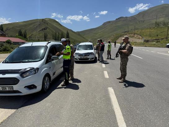 Hakkari'de jandarma ekipleri trafik denetimi yaptı