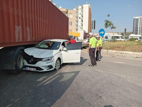 Kızıkale'de Otomobil TIR'a Çarptı