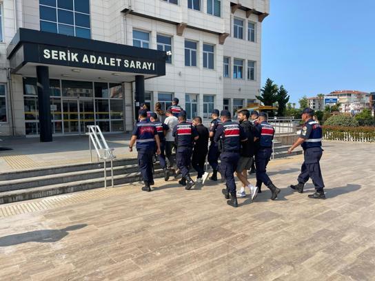 Serik'te aranan 4 şüpheli yakalandı