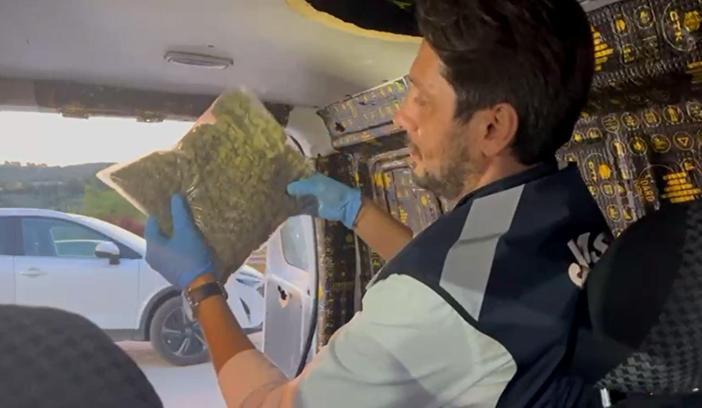 Hafif ticari aracında 1,5 kilo skunk ele geçirilen sürücüye gözaltı