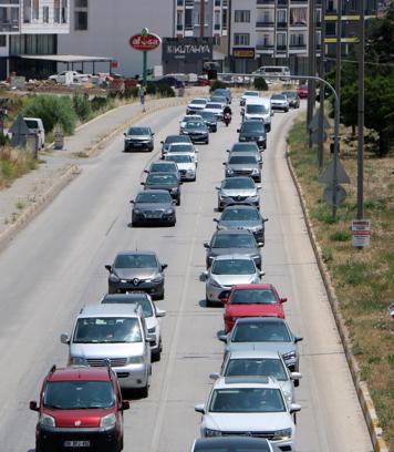 Afyonkarahisar-Antalya yolunda tatil dönüşü yoğunluğu