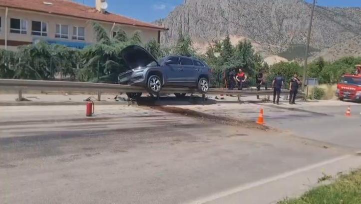 Otomobil Bariyerlere Çarptı: 1 Yaralı