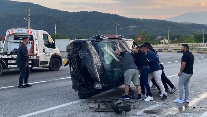 Takla atan otomobilde 3 kişi yaralandı