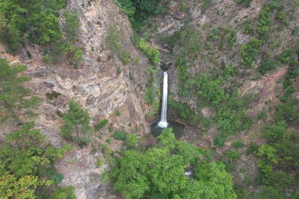 Amanos Dağları'nın eteğindeki Karaçay Şelalesi dron ile görüntülendi