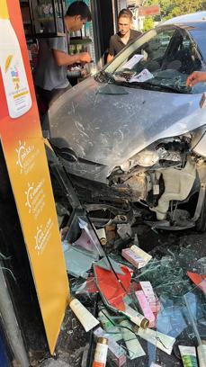 Otomobilin mağazaya çarptığı kaza kamerada