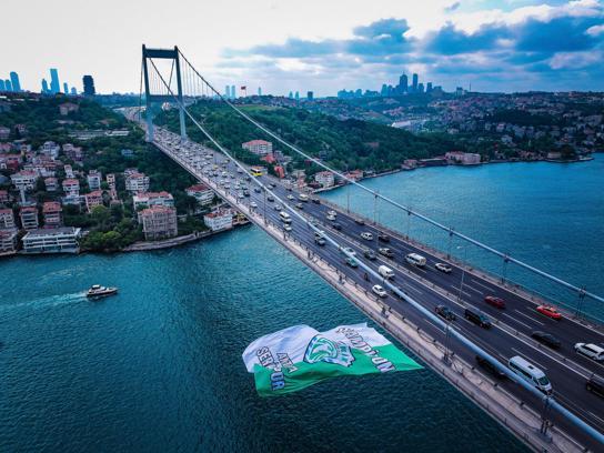 Serik Spor bayrağı FSM Köprüsü'ne asıldı