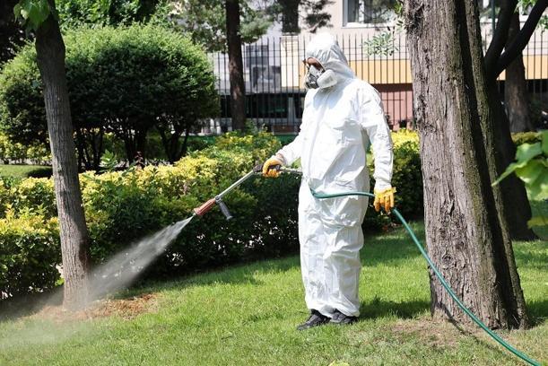 Bağcılar’da parklar ve yeşil alanlar ilaçlanıyor