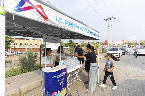 LGS’ye giren öğrenci ve ailelerine su ikramı