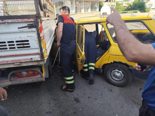 Kamyonetin altına giren otomobilde sıkışan sürücüyü itfaiye çıkardı