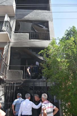 İzmir'de 3 katlı binada yangın paniği; Defne'yi mahalleli kurtardı