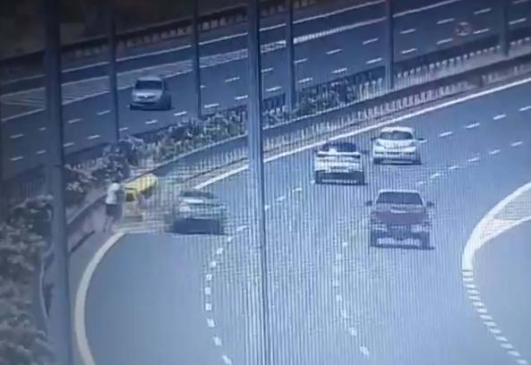 Otomobilin taksiyle çarpıştığı kaza kamerada: 1 ölü