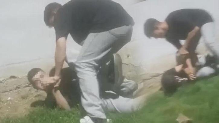 Çocuk parkında akran zorbalığı! Defalarca yüzünü yumrukladı