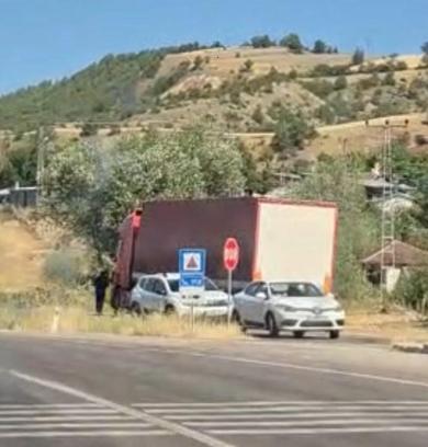 TIR yayalara çarptı: 1 ölü, 1 yaralı