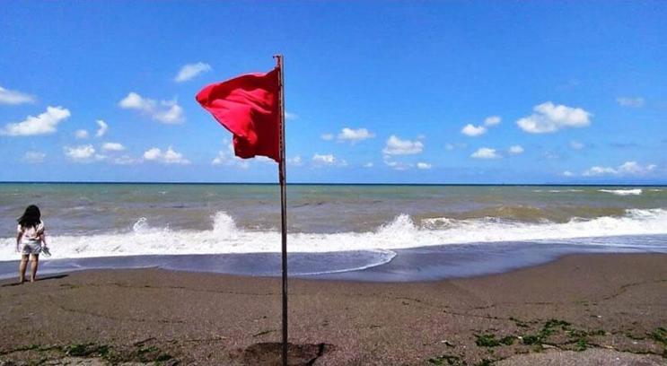 Plaja kırmızı bayraklar asıldı! Denize girmek yasaklandı