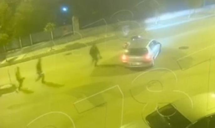 Edirne'de bekçilerin 'dur' ihtarına uymayan motosikletli, otomobille çarpıştı; kaza kamerada