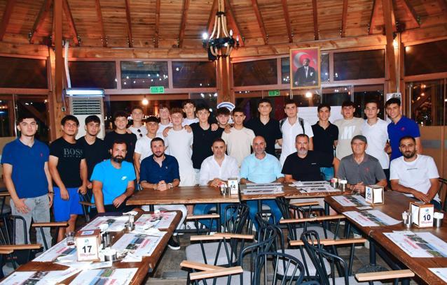 Yunusemre Belediyespor U17 Futbol Takımı moral yemeğinde bir araya geldi