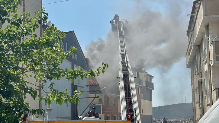 Kocaeli'de bir apartmanın çatısında çıkan yangın hasara neden oldu