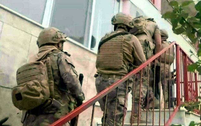 İzmir'de FETÖ operasyonu: 14'ü polis 20 gözaltı
