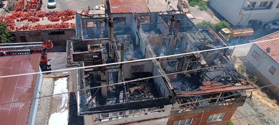 Kayseri'de 3 Katlı Binada Yangın Çıktı